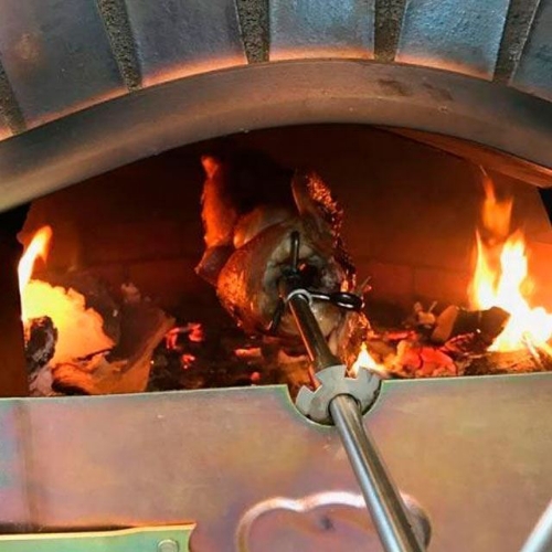 Cuisson traditionnelle au feu de bois dans un four à pizza FR-Barbecue