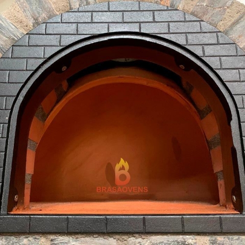 Intérieur du four à bois en pierre naturelle 80 cm de diamètre – cuisson traditionnelle