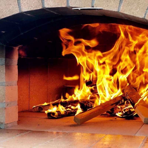 Cuisson au feu de bois dans le four à pizza COLISEU 110