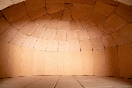 Intérieur voûté en briques réfractaires du four COLISEU 110