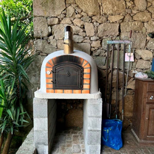 Four à bois 100 cm isolé installé en extérieur, idéal pour cuisson de pizzas, pain et plats rôtis