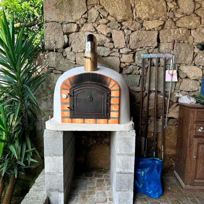 Four à bois 100x100 cm isolé installé en extérieur pour pizza et pain