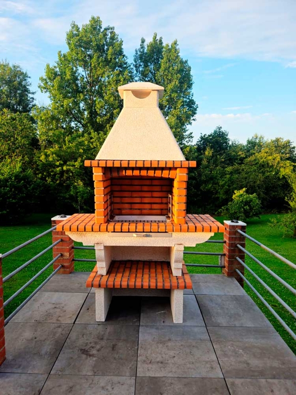 Barbecue en Pierre et Briques Réfractaires avec Cheminée