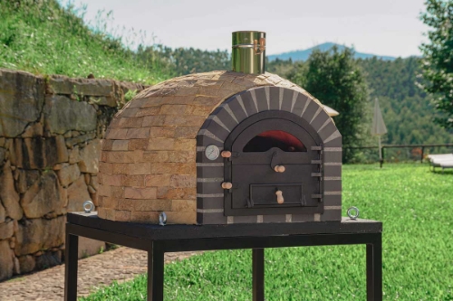 Four à bois Champagne 110 installé en extérieur pour pizza et pain