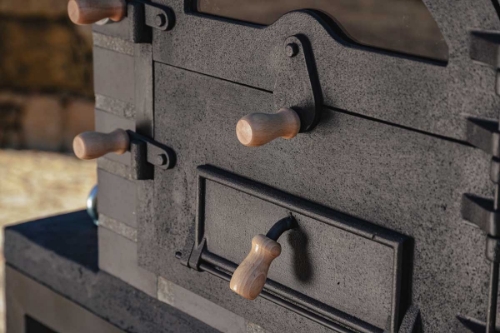 Détail de la porte en fonte du four à bois Champagne 110