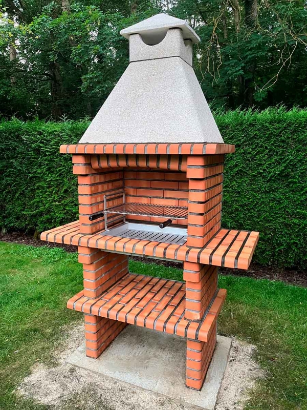 Barbecue fixe en brique rouge et pierre CS112 avec double plan de travail et cheminée.