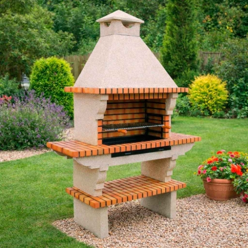 Barbecue en brique CS114-80 avec grill 80 cm installé dans un jardin