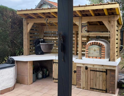 Cuisine extérieure avec four à bois traditionnel 90 cm intégré