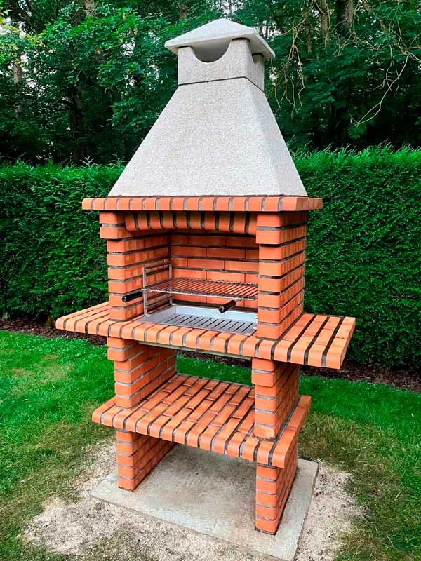 barbecue en brique rouge avec hotte