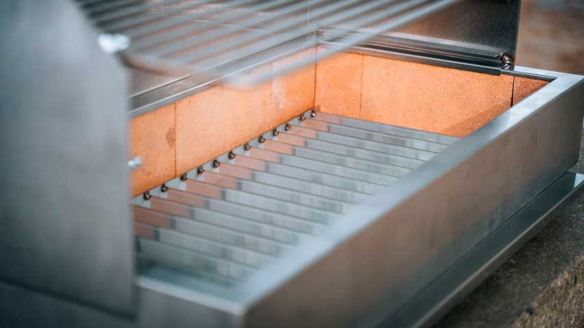 intérieur en brique réfractaire d’un barbecue inox